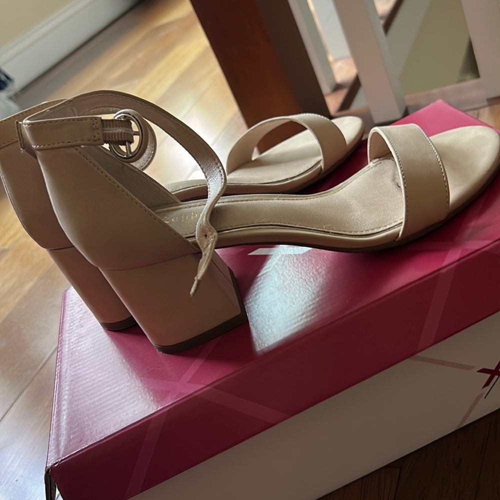๐HP๐ Womenโs strap sandals, heels in nude size 7.5. - Picture 1 of 14